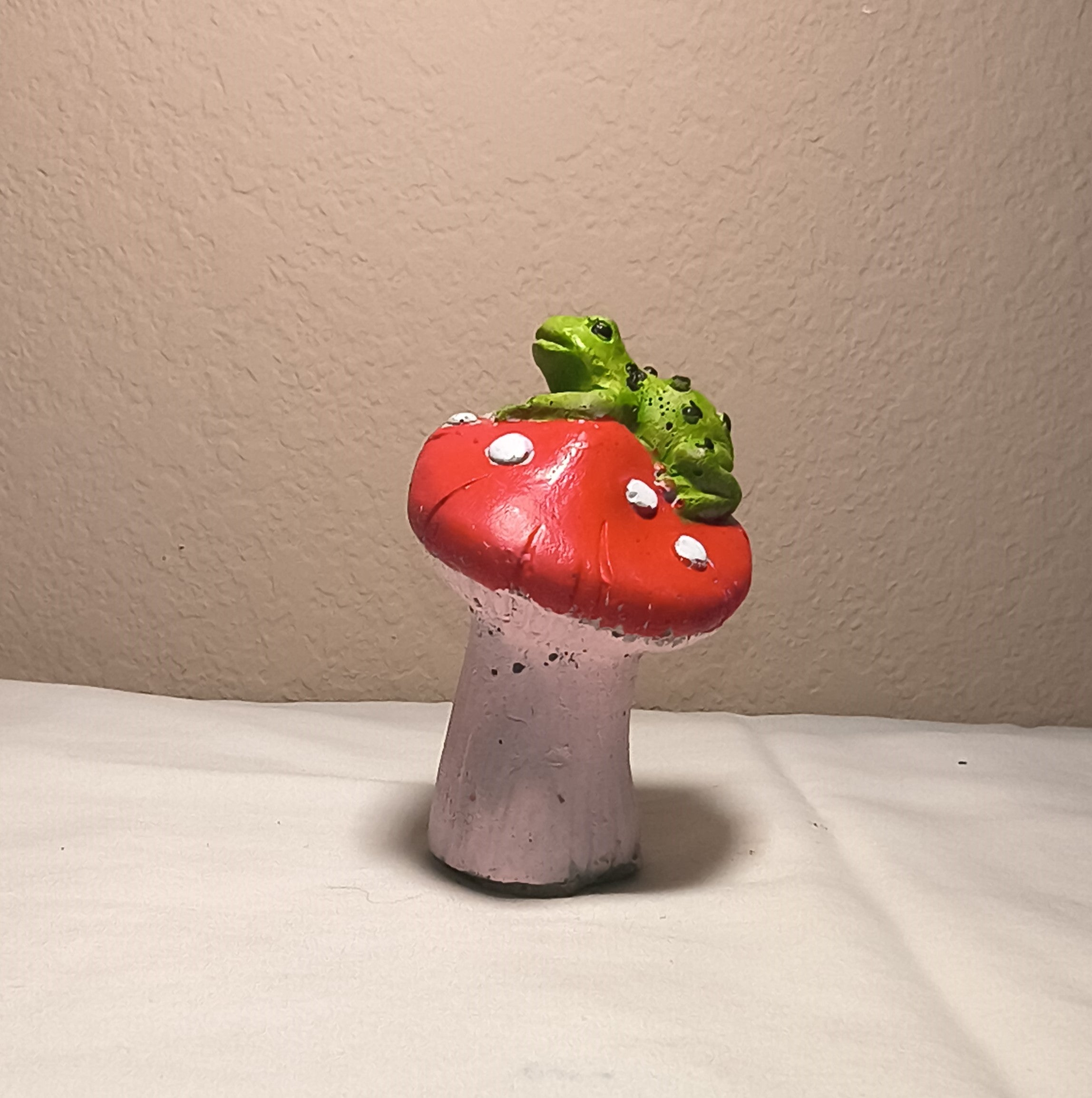 Frog on Mushroom Garden Figurine