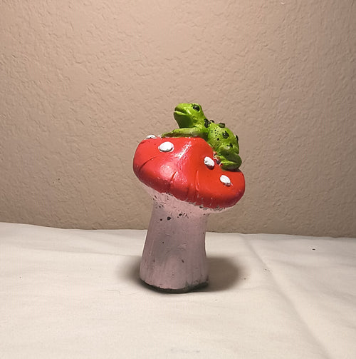 Frog on Mushroom Garden Figurine