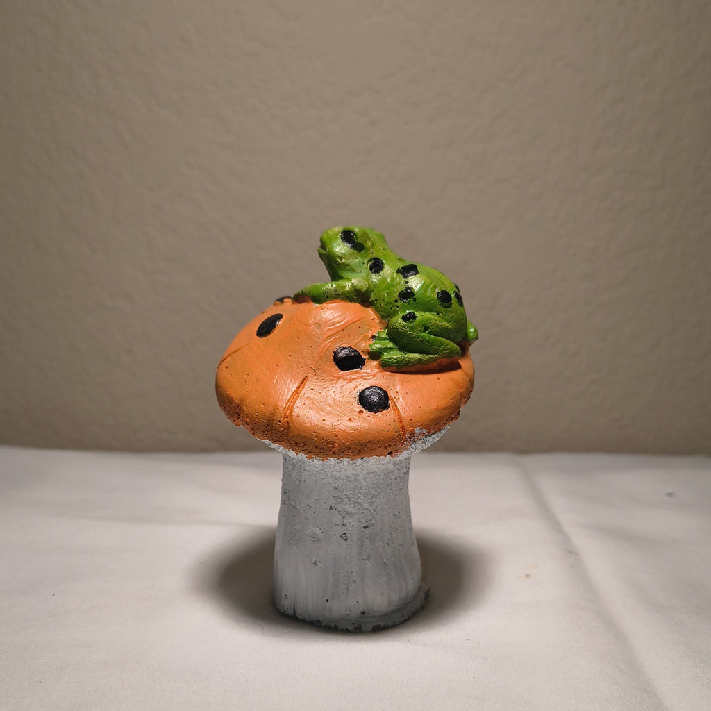 Frog on Mushroom Garden Figurine